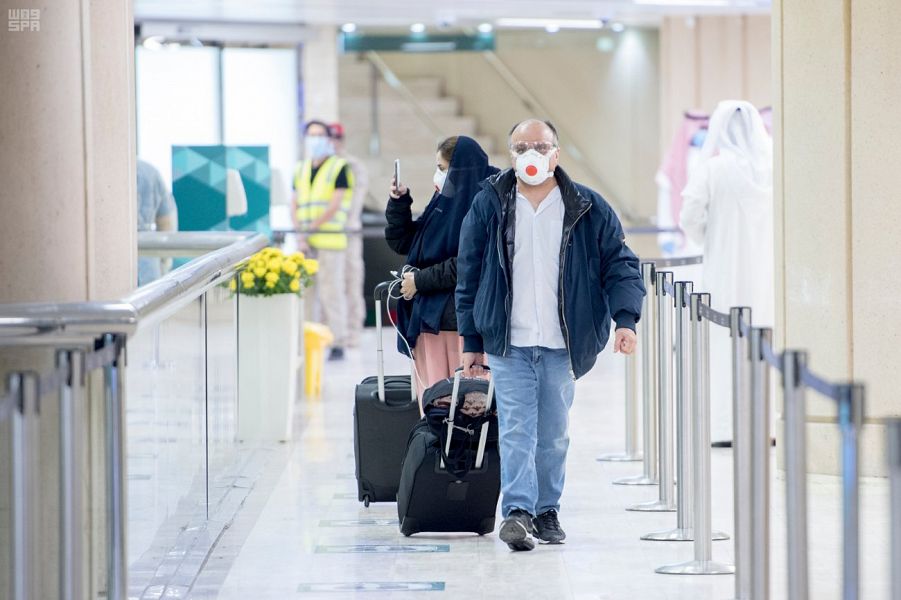 سعوديون وصلوا مطار الملك خالد في الرياض. (واس)
