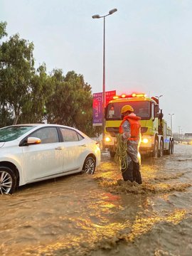 فرق الدفاع المدني انتشرت في الأماكن التي سجلت هطول أمطار. (الدفاع اللمدني - تويتر)