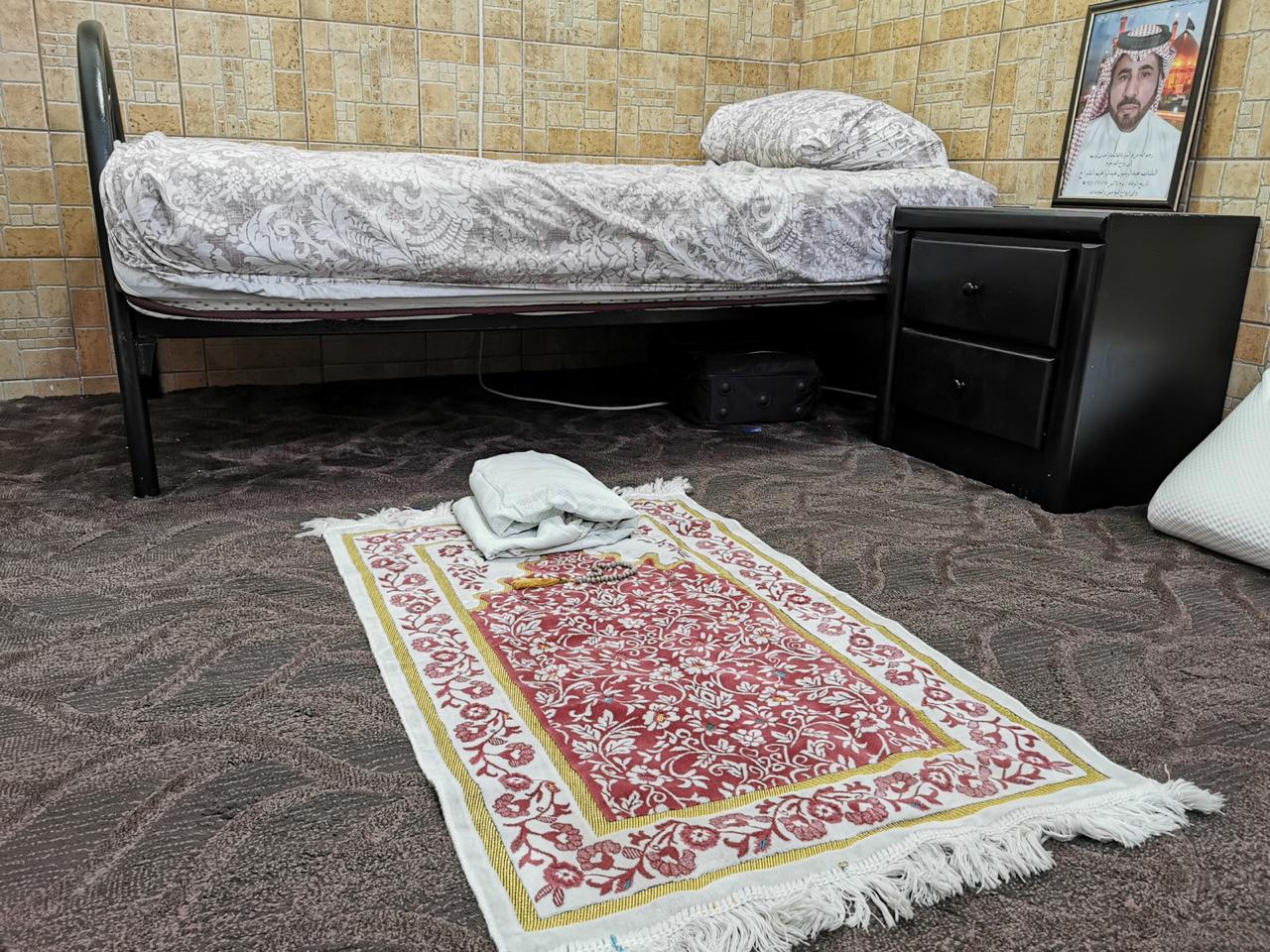 سجادة صلاة الأم مهدية قبل رحيلها.