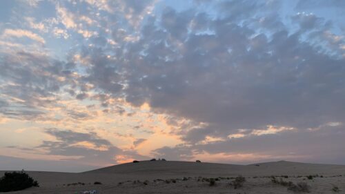 سماء القطيف مُتلبدة بالغيوم من أيام. تصوير: ليلى العوامي)