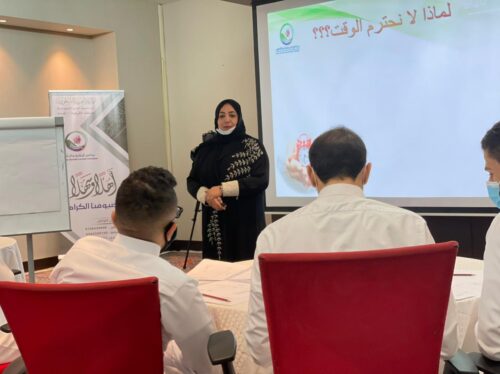 الاختصاصي النفسي الأول باسمة البشراوي تتحدث إلى المستفيدين. (تصوير: ليلى العوامي)