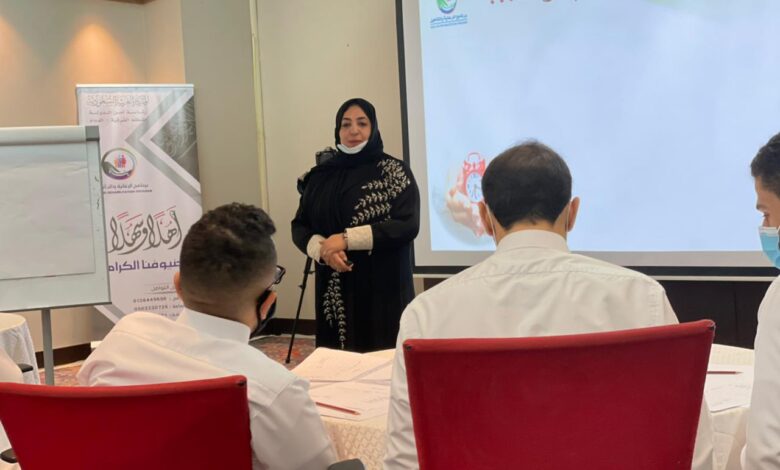 الاختصاصي النفسي الأول باسمة البشراوي تتحدث إلى المستفيدين. (تصوير: ليلى العوامي)
