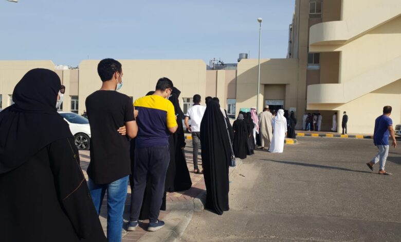 طوابيمستشفى الأمير محمد بن فهد بالقطيف قبل التوقف عن تقديم اللقاح. (تصوير: مرفت العوى)