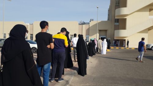 طوابيمستشفى الأمير محمد بن فهد بالقطيف قبل التوقف عن تقديم اللقاح. (تصوير: مرفت العوى)