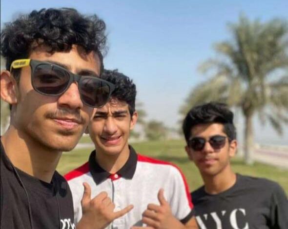 الشبان الثلاثة قبيل وقوع الحادثة حين كانوا في شاطئ الغدير القريب من موقع الحادثة المؤسفة.