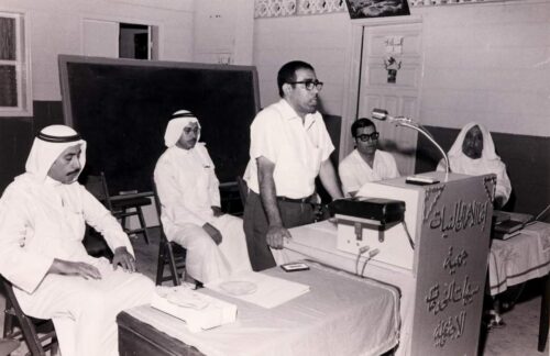 الحاج عبدالله المطرود في اجتماع لجمعية سيهات التي أسست أول دار لإيواء المُسنين.