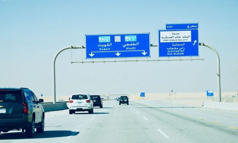 طريق أبو حدرية يمتد من الكويت شمالاً إلى البحرين جنوباً.