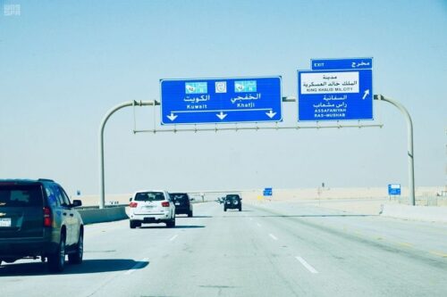 طريق أبو حدرية يمتد من الكويت شمالاً إلى البحرين جنوباً.