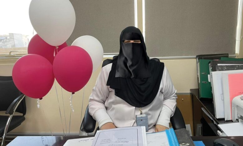 مريم السيهاتي في مكتبها قبل التقاعد في يوليو الماضي.