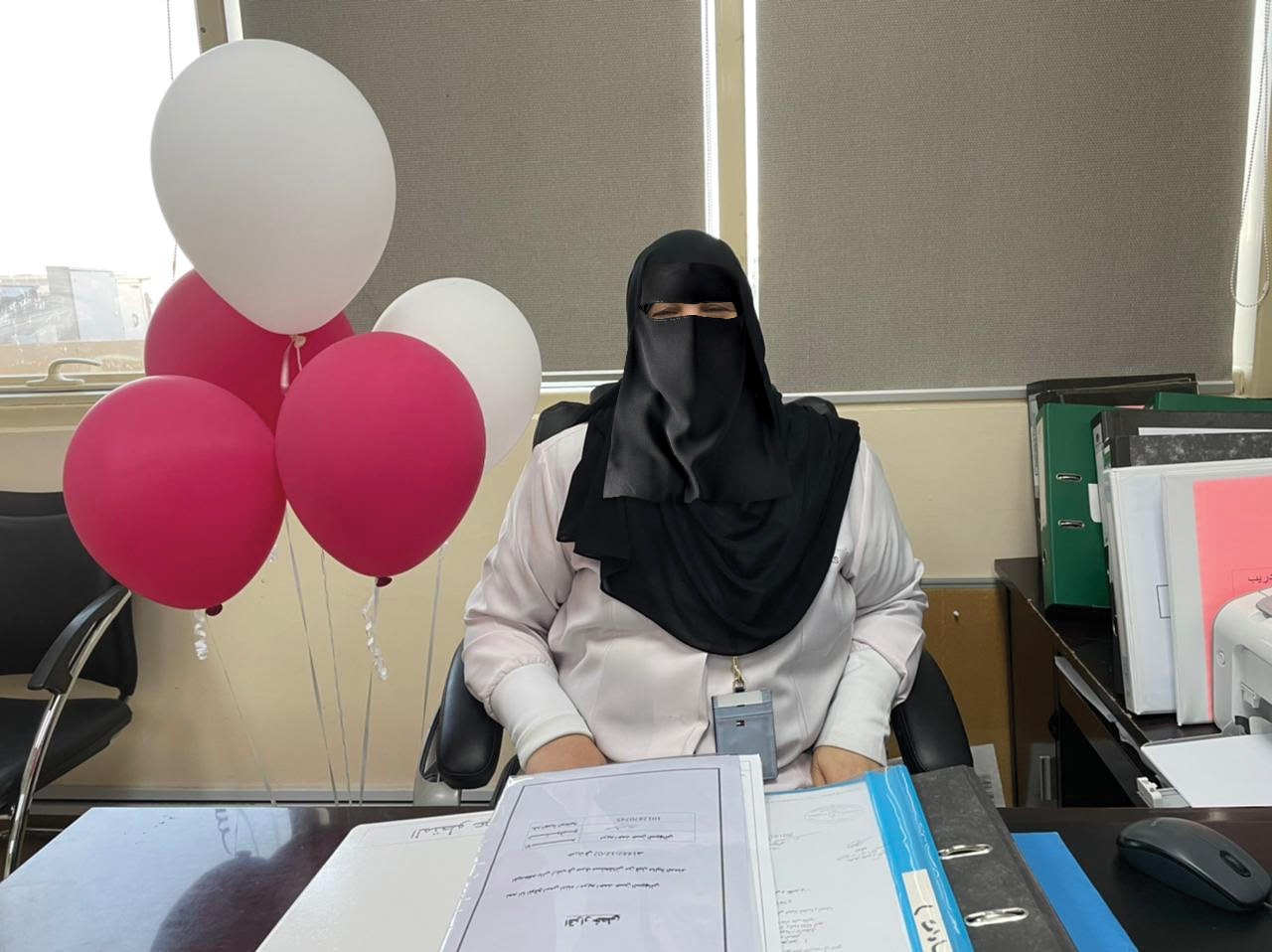 مريم السيهاتي في مكتبها قبل التقاعد في يوليو الماضي.