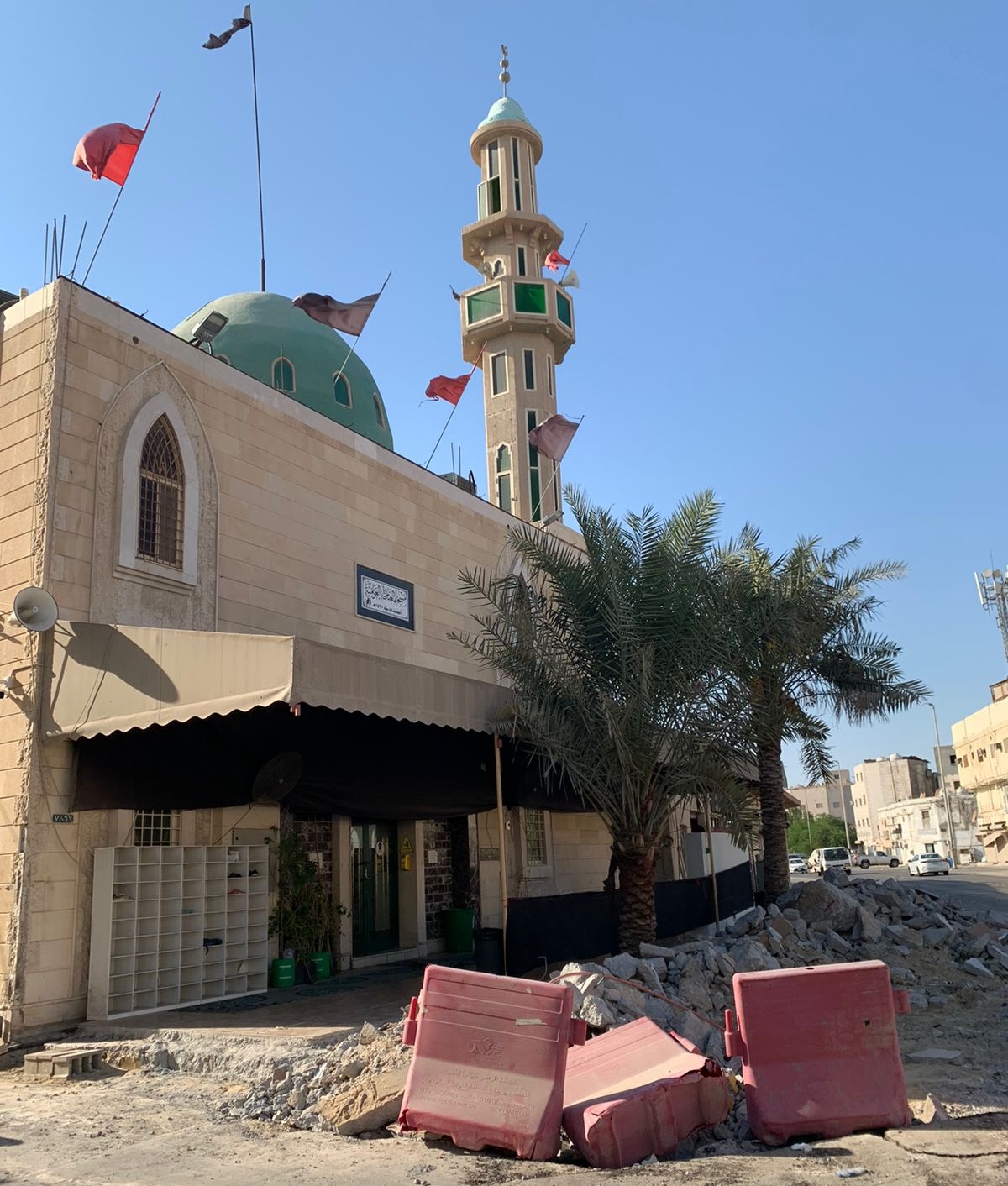 مسجد العباس في العوامية بعد إزالة الكتل الخرسانية قبل أيام. (تصوير: أحمد السويداني)