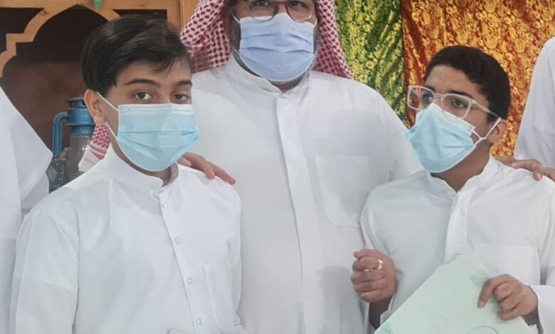 سعيد وماجد يتوسطهما والدهما محمد السمر.