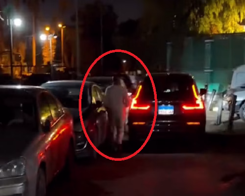 سائق محمد صبحي يهرول خلف السيارة